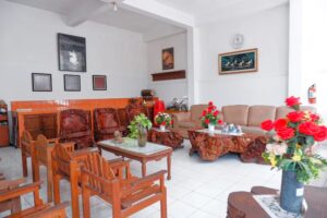 Area tempat duduk lobi di hotel santalum yogyakarta