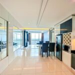 Dapur dan meja makan apartemen sophisticated surabaya di via tower ciputra world