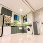 Dapur dan mesin cuci apartemen 2br sophisticated surabaya di via tower ciputra world