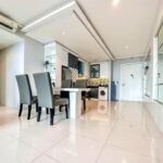 Ruang makan apartemen 2br sophisticated surabaya di via tower ciputra world