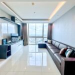 Ruang tamu apartemen 2br sophisticated surabaya di via tower ciputra world