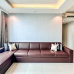 Tempat duduk sofa 2br apartemen surabaya via tower