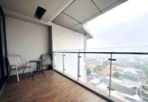 Balkon stylish 2br apartment arc100 di surabaya