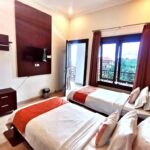 Kamar premium dengan balkon hotel Avila di Trawas