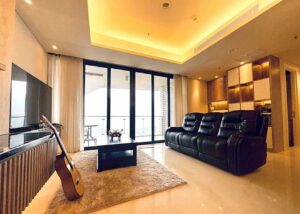 Ruang tamu stylish 2br apartment arc100 di surabaya